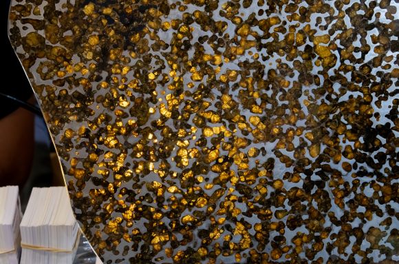 Météorite - Pallasite - surface polie montrant des cristaux d'olivine et des dépots de Fer-Nickel (Brenham, Kansas, USA)